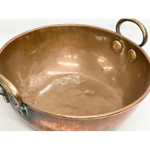 284 - A large 19th Century Victorian copper pan. 46x42x20cm