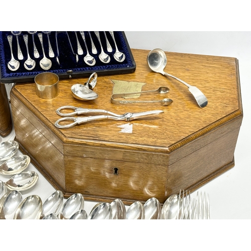 366 - A collection of silver plate. A Walker & Hall oak cutlery box. Walker & Hall silver plated cutlery w... 