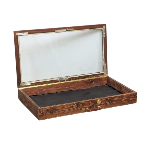 333 - A travelling display case. 89x49.5x12cm