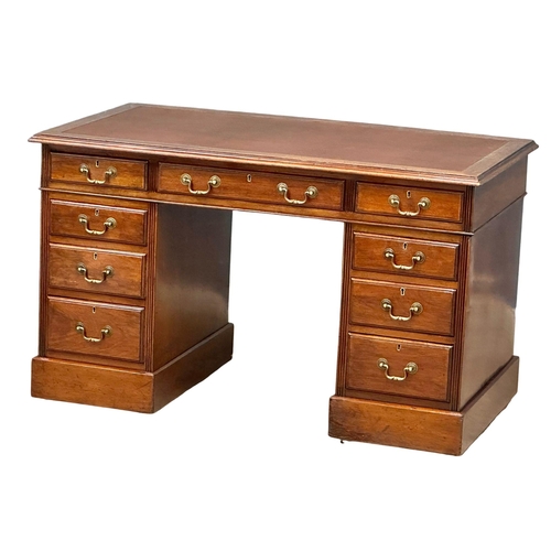 1247 - A Late Victorian pedestal writing desk with leather top. Circa 1890-1900. 122x68x74.5cm