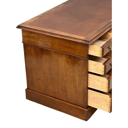 1247 - A Late Victorian pedestal writing desk with leather top. Circa 1890-1900. 122x68x74.5cm