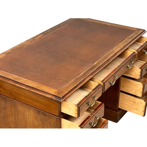 1247 - A Late Victorian pedestal writing desk with leather top. Circa 1890-1900. 122x68x74.5cm