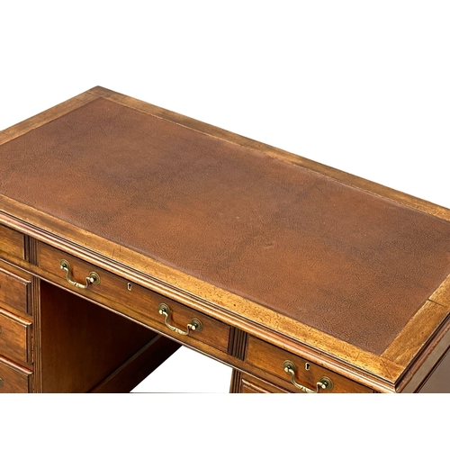 1247 - A Late Victorian pedestal writing desk with leather top. Circa 1890-1900. 122x68x74.5cm