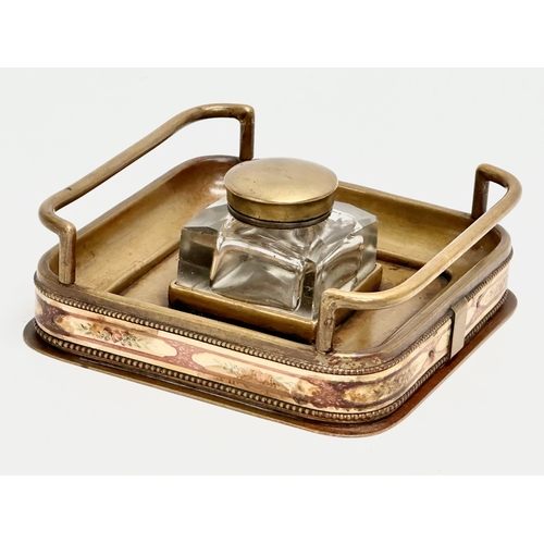 83 - A Victorian inkwell on stand. 12x12x4cm