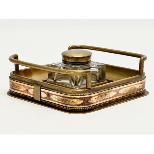 83 - A Victorian inkwell on stand. 12x12x4cm