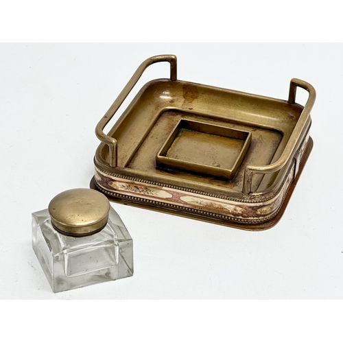 83 - A Victorian inkwell on stand. 12x12x4cm