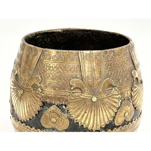 125 - An Early 19th Century Sherpai Suri bowl. 10.5x9.5cm