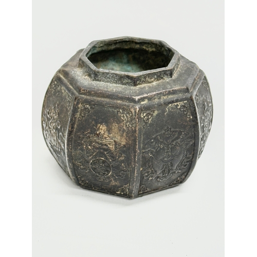 18 - An 18th/19th Century Chinese 8 Treasures bronze tank jar. Seal mark underneath. 7.5x7.5x6cm