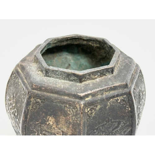 18 - An 18th/19th Century Chinese 8 Treasures bronze tank jar. Seal mark underneath. 7.5x7.5x6cm