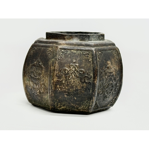 18 - An 18th/19th Century Chinese 8 Treasures bronze tank jar. Seal mark underneath. 7.5x7.5x6cm