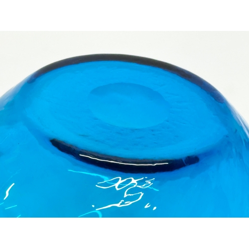 177 - A 1930’s blue swirl glass water jug. 15x11x15cm