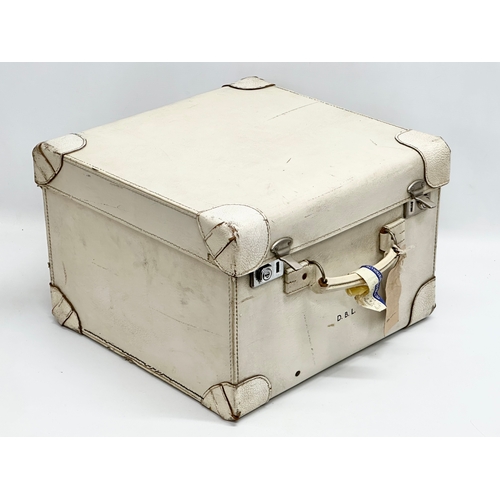 239 - An Early 20th Century steamers trunk. 42x41x28cm