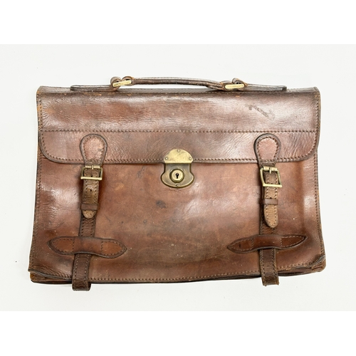 578 - An Early 20th Century leather satchel/briefcase. 40x29cm