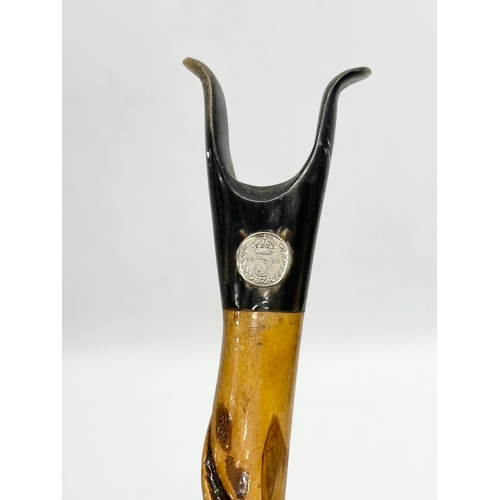 280 - An Early 20th Century turned wood and horn thumb stick. 124cm.