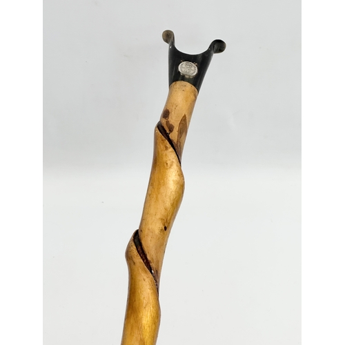 280 - An Early 20th Century turned wood and horn thumb stick. 124cm.