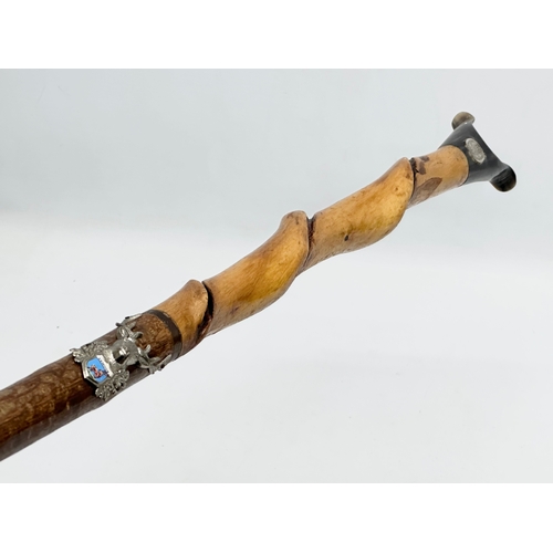 280 - An Early 20th Century turned wood and horn thumb stick. 124cm.