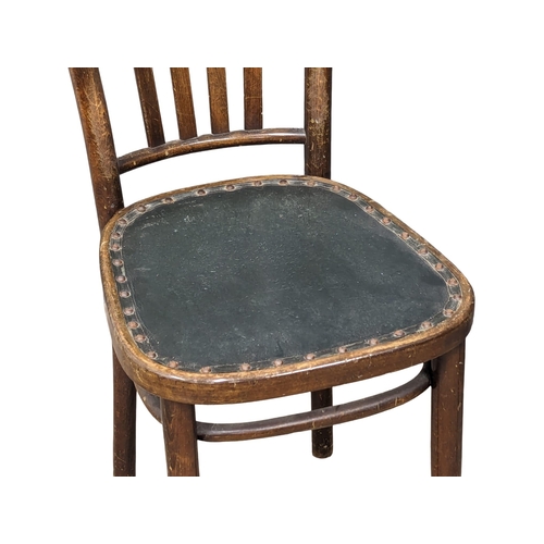 1041 - A pair of vintage Bentwood chairs