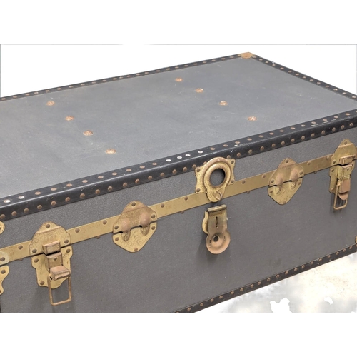 396 - A large vintage trunk. 91x51.5x36cm