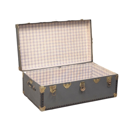 396 - A large vintage trunk. 91x51.5x36cm