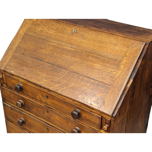 856 - A George III oak writing bureau, circa 1790-1800. 89x54x107cm