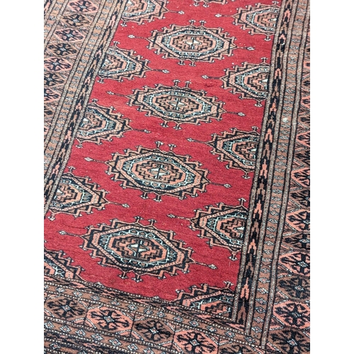 865 - A vintage Middle Eastern rug. 165x94cm