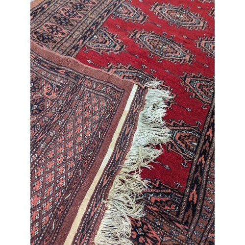 865 - A vintage Middle Eastern rug. 165x94cm