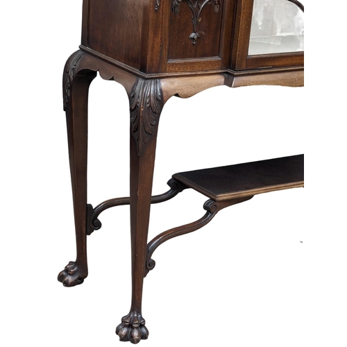 980 - A Late Victorian mahogany side cabinet on paw feet. Circa 1890-1900. 107x38x98cm