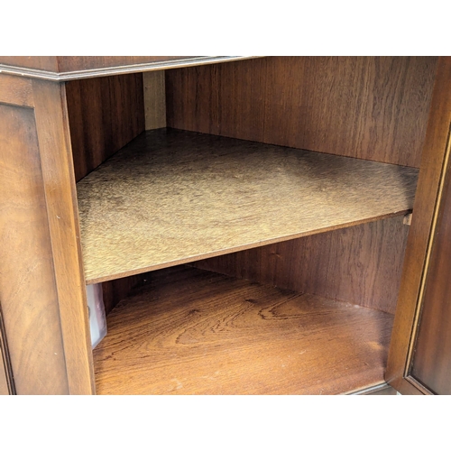 981 - A Georgian style mahogany corner display cabinet.74x50x187cm