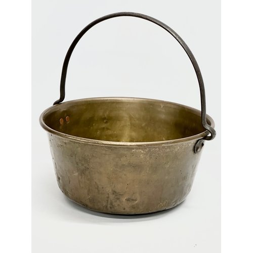 380 - A Victorian brass jam pan/jelly pan. 37x35x38cm