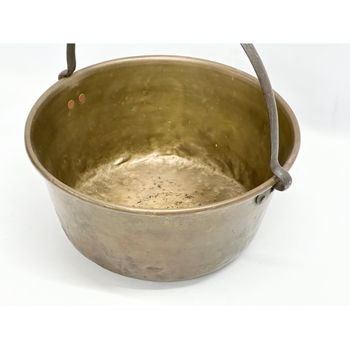 380 - A Victorian brass jam pan/jelly pan. 37x35x38cm