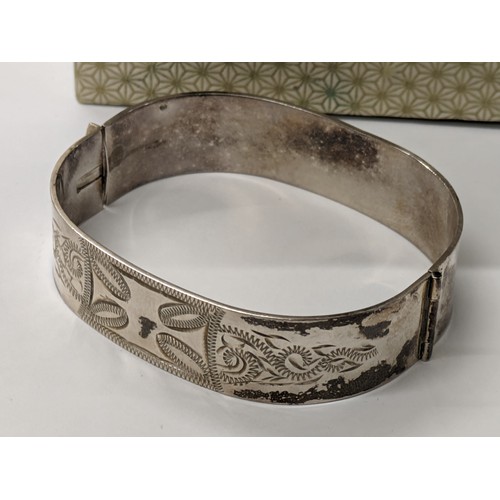 487 - A vintage silver bangle, 33.3 grams