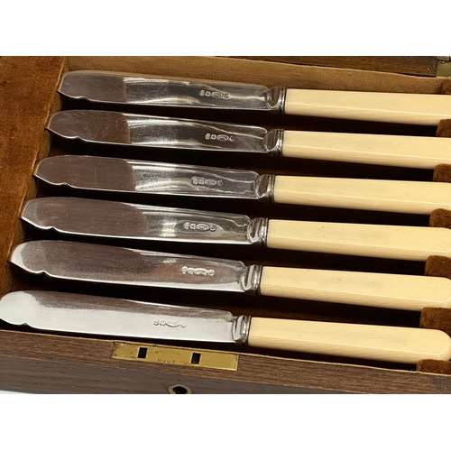 614 - A vintage cutlery set in case. 25x19x5.5cm