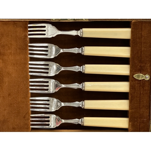 614 - A vintage cutlery set in case. 25x19x5.5cm