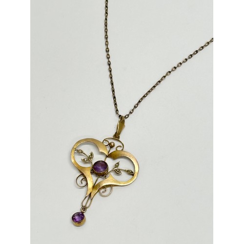 468 - A 9ct gold pendant and chain, 4.78 grams