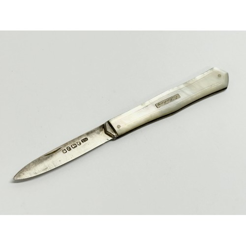 466 - A Victorian silver fruit knife with mother of pearl handle, Sheffield mark 1843