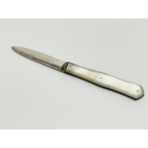 466 - A Victorian silver fruit knife with mother of pearl handle, Sheffield mark 1843