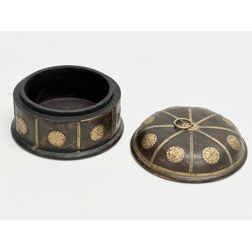 632 - A vintage Indian trinket box with lid. 15x9cm