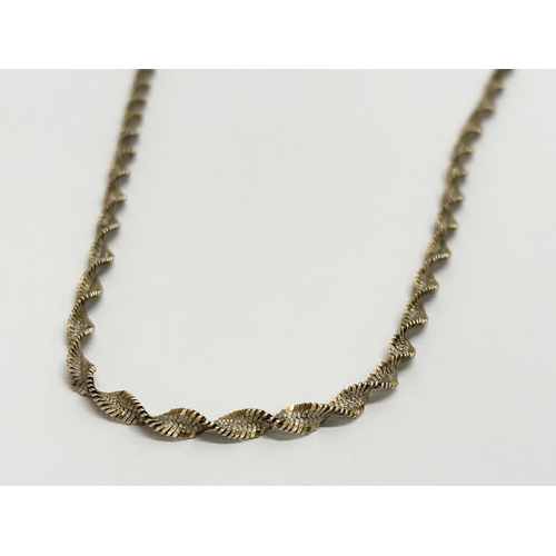 461A - A vintage silver necklace. 46cm open.