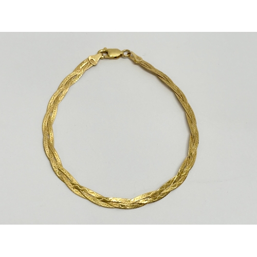 461F - A 9ct gold ladies bracelet. 2.23 grams.