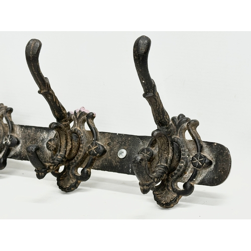 360H - A Victorian style cast iron hat and coat rack. 45cm