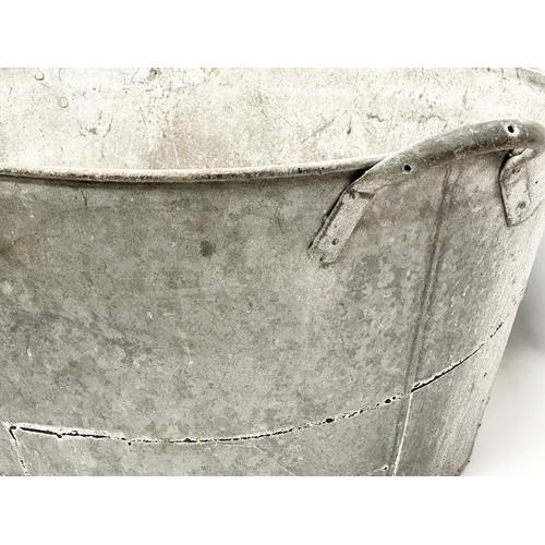 671 - A large Early/Mid 20th Century galvanised tub. 88x58x32cm