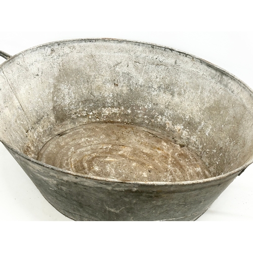 671 - A large Early/Mid 20th Century galvanised tub. 88x58x32cm