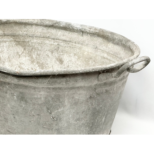 672 - A large Early/Mid 20th Century galvanised tub. 70x48x30cm