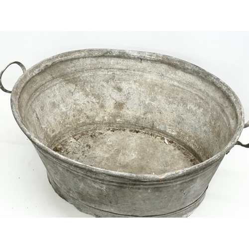 672 - A large Early/Mid 20th Century galvanised tub. 70x48x30cm