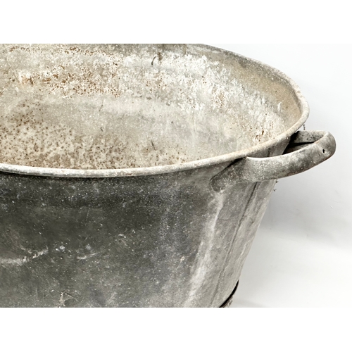 673 - A large Early/Mid 20th Century galvanised tub. 83x53x28cm