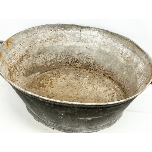 673 - A large Early/Mid 20th Century galvanised tub. 83x53x28cm