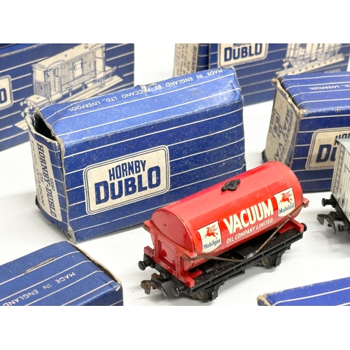 659 - A collection of Hornby Dublo trains, carriages and tenners etc. with original boxes