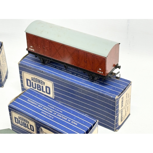 659 - A collection of Hornby Dublo trains, carriages and tenners etc. with original boxes