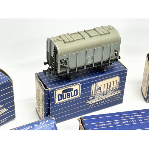 659 - A collection of Hornby Dublo trains, carriages and tenners etc. with original boxes