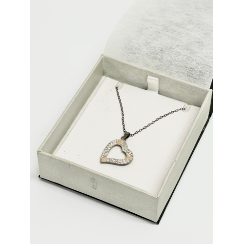 539A - A silver heart shaped necklace.